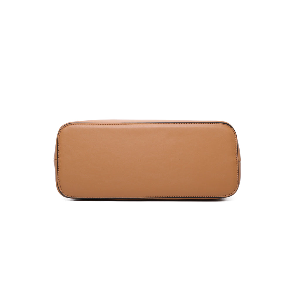 Sleek & Structured Handbag – A Perfect Blend of Style and Function.